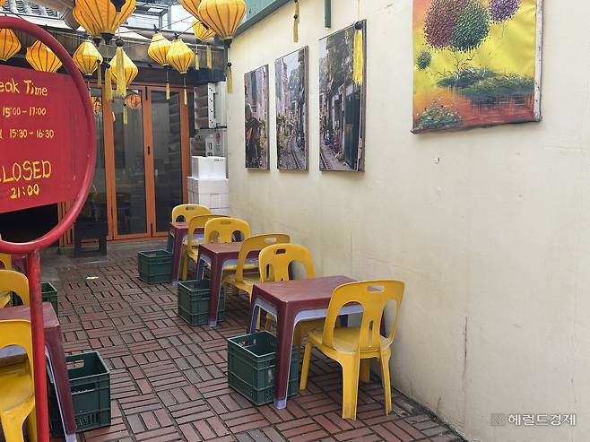 서울 종로구 안국동의 한 베트남 음식점 테라스의 모습. 이달 1일부터 노펫존으로 운영되며, 반려동물 내부 음식점 출입이 금지됐다. 정주원 기자