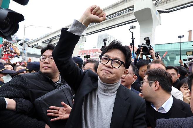 서문시장서 인사하는 한동훈 (대구=연합뉴스) 김현태 기자 = 한동훈 국민의힘 전 대표가 27일 오후 대구 서문시장을 찾은 자리에서 지지자들에게 인사하고 있다. 2026.2.27 mtkht@yna.co.kr (끝) <저작권자(c) 연합뉴스, 무단 전재-재배포, AI 학습 및 활용 금지> 연합뉴스