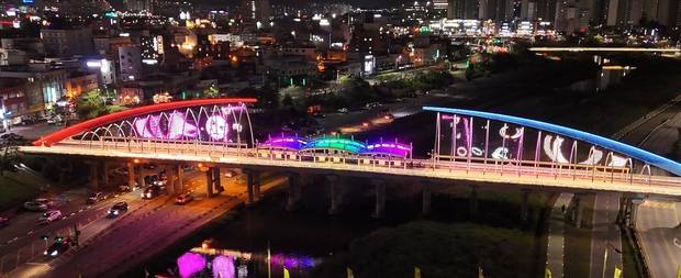 서문교가 미디어파사드로 꾸며지며 교량 자체가 야간 콘텐츠로 재탄생했다. 사진제공=청주시