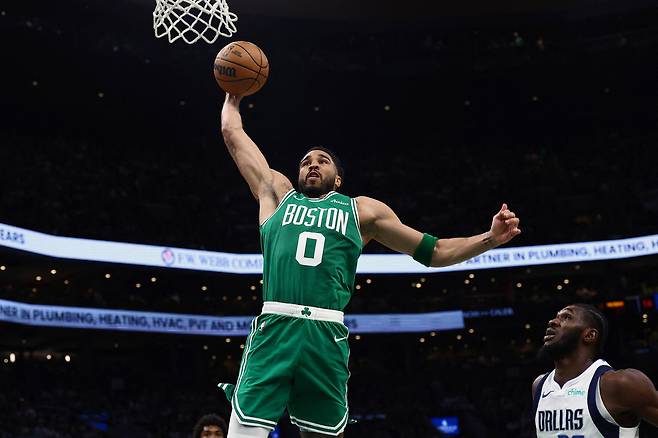 제이슨 테이텀이 7일 미국 매사추세츠주 보스턴의 TD 가든에서 열린 댈러스 매버릭스와 2025~2026 미국프로농구 정규리그 홈경기에서 덩크하고 있다. 보스턴 | Imagn Images연합뉴스