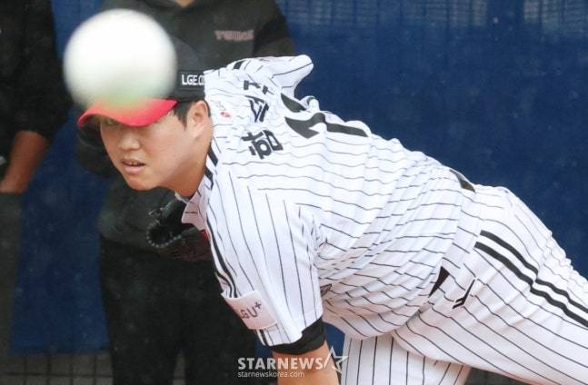 LG 트윈스가 지난 2월 27일 일본 오키나와현 카데나 야구장에서 스프링캠프 일정을 진행했다. 함덕주가 불펜 피칭 훈련을 하고 있다. /사진=김진경 대기자