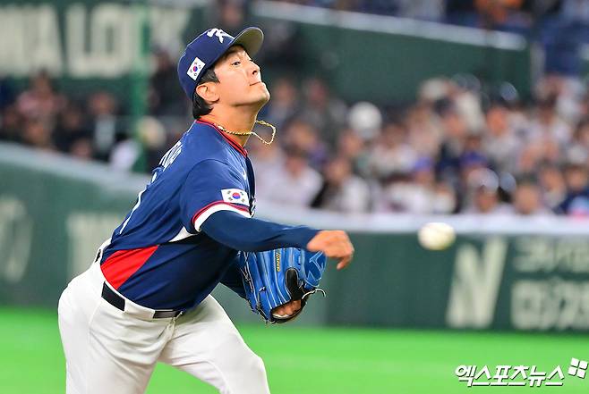 2026 월드베이스볼클래식 한국 야구대표팀 투수 고영표가 7일 일본 도쿄돔에서 열린 WBC C조 조별리그 2차전 한일전에 선발 등판해 2⅔이닝 3피안타 4실점으로 부진했다. 고영표는 3회를 다 못 마친 채 조병현에게 공을 넘겼다. 도쿄, 김한준 기자