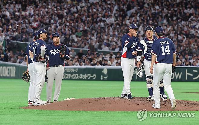 위기의 한국 (도쿄=연합뉴스) 임화영 기자 = 7일 일본 도쿄돔에서 열린 2026 월드베이스볼클래식(WBC) 조별리그 C조 2차전 대한민국과 일본의 경기.
7회말 2사 1, 2루 한국 김영규가 박영현과 교체되고 있다. 2026.3.7 hwayoung7@yna.co.kr