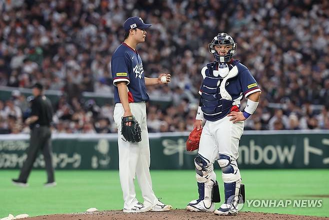 일본에 역전 허용한 김영규 (도쿄=연합뉴스) 임화영 기자 = 7일 일본 도쿄돔에서 열린 2026 월드베이스볼클래식(WBC) 조별리그 C조 2차전 대한민국과 일본의 경기.
7회말 2사 만루 일본 요시다 마사타카에게 역전 2타점 적시타를 허용한 한국 김영규가 마운드에 올라온 포수 박동원과 대화하고 있다. 2026.3.7 hwayoung7@yna.co.kr
