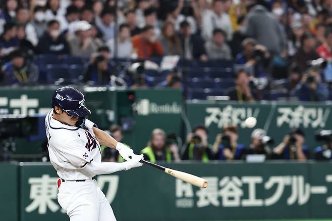 8일 일본 도쿄돔에서 열린 2026 WBC 조별리그 C조 3차전 대한민국과 대만의 경기. 6회말 1사 1루 한국 김도영 좌월 투런 홈런을 치고 있다. 연합