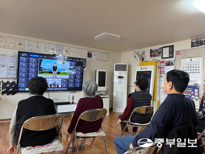 인천 계양구의 한 스마트 경로당에서 어르신들이 건강 체조 방송을 보고 있다. 정수빈기자