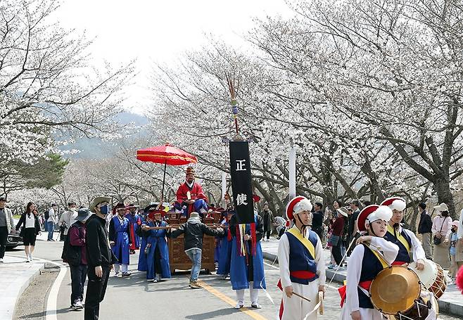 지난 2024년에 개최된 왕인문화축제 왕인행렬 모습.<영암군 제공>