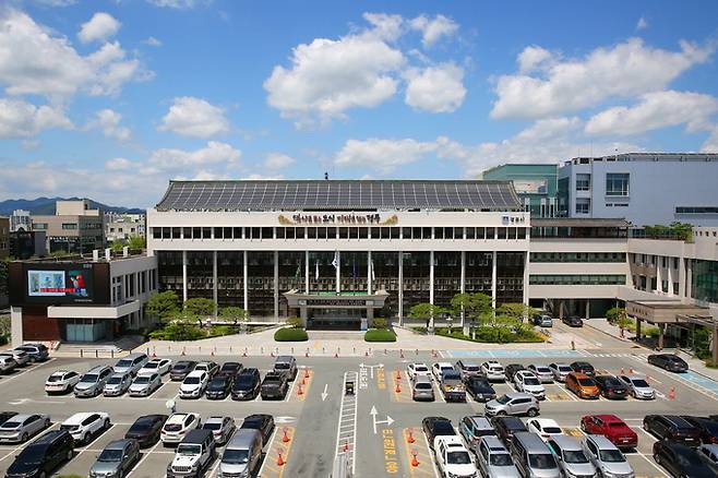 ▲ 경주시가 2021년 이후 4년 만에 처음으로 인구 순유입이 발생하고 합계출산율도 전국 평균을 웃도는 등 인구 구조에 의미 있는 변화가 나타났다. 사진은 경주시청사 전경