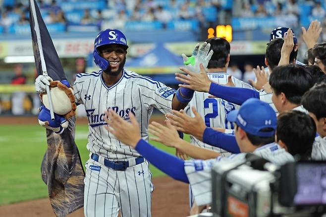 30일 오후 6시30분 대구 삼성라이온즈파크에서 열린 2025 신한 SOL 뱅크 KBO리그 삼성 라이온즈와 KIA 타이거즈 경기에서 디아즈가 50홈런을 친 후 세레머니를 하고 있다. <삼성 라이온즈 제공>