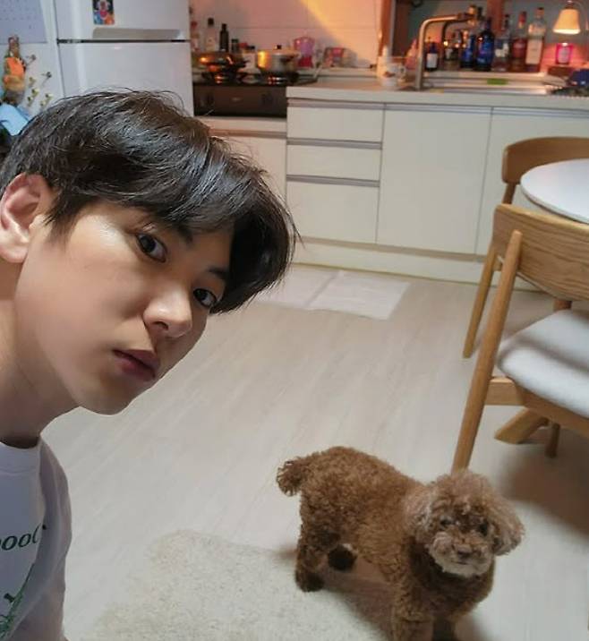 이주승(왼쪽)과 반려견 코코(사진=SNS)