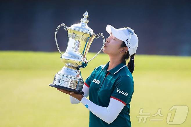 이미향이 8일 중국 하이난의 지안 레이크 블루베이 골프클럽(파72)에서 열린 미국여자프로골프(LPGA)투어 블루베이 LPGA에서 우승 후 트로피 세리머니를 하고 있다. ⓒ AFP=뉴스1