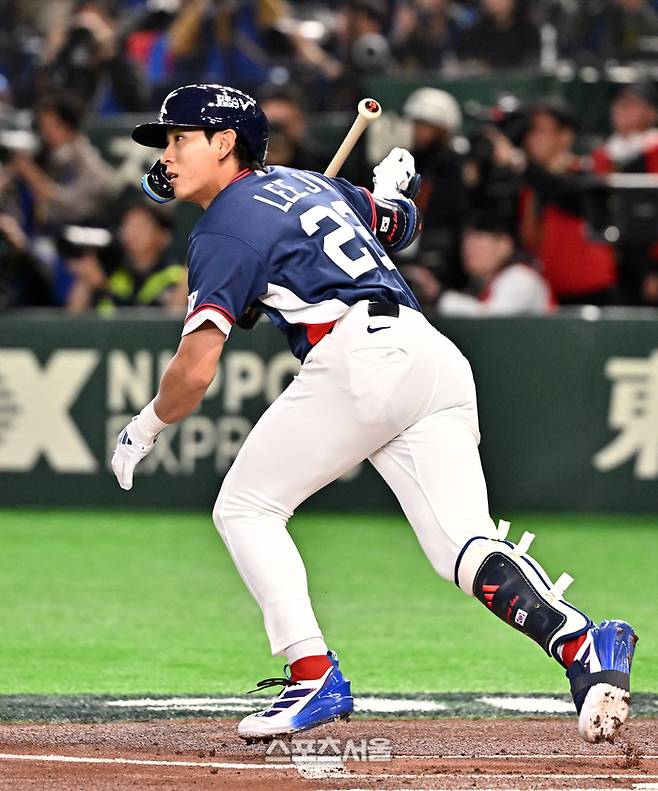 대한민국 야구대표팀의 이정후가 7일 일본 도쿄 도쿄돔에서 열린 2026 월드 베이스볼 클래식(WBC) 조별리그 일본과 경기 1회초 무사 1-3루 상황에서 일본 선발 기쿠치를 상대로 1타점 적시타를 치고 있다. 도쿄(일본) | 박진업 기자 upandup@sportsseoul.com