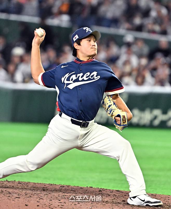 대한민국 야구대표팀의 김택연이 7일 일본 도쿄 도쿄돔에서 열린 2026 월드 베이스볼 클래식(WBC) 조별리그 일본과 경기 7회말 등판해 힘차게공을 던지고 있다. 도쿄(일본) | 박진업 기자 upandup@sportsseoul.com