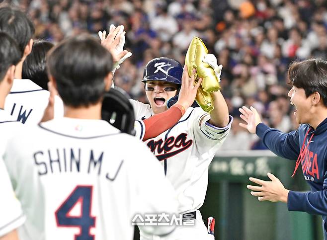 대한민국 야구대표팀의 김도영이 8일 일본 도쿄 도쿄돔에서 열린 2026 월드 베이스볼 클래식(WBC) 조별리그 대만과 경기 6회말 1사 1루 상황에서 대만의 린웨이언에게 역전 2점 홈런을 친 뒤 동료들과 하이파이브를 하고 있다. 도쿄(일본) | 박진업 기자 upandup@sportsseoul.com
