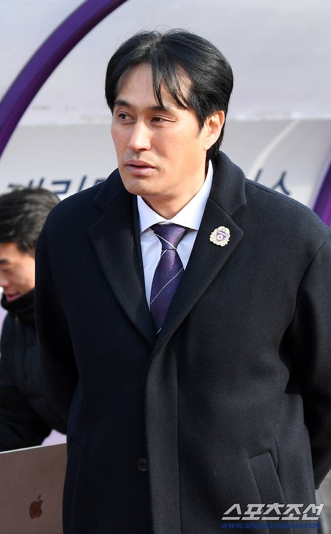 K리그1 FC안양과 제주SK의 경기가 8일 안양종합운동장에서 열렸다. 안양 유병훈 감독이 경기를 지켜보고 있다. 안양 =박재만 기자 pjm@sportschosun.com/2026.03.08/