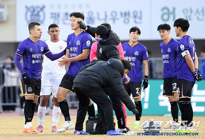 K리그1 FC안양과 제주SK의 경기가 8일 안양종합운동장에서 열렸다. 제주 신상은과 충돌 후 안양 권경원이 머리에 붕대를 감고 경기에 다시 나서고 있다. 안양=박재만 기자 pjm@sportschosun.com/2026.03.08/