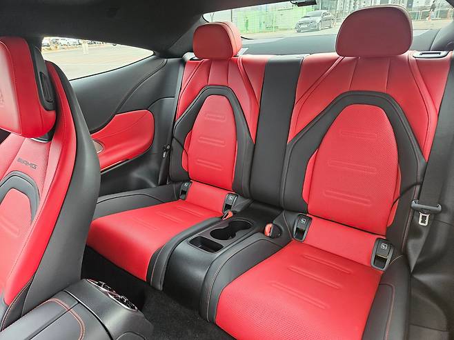 메르세데스 AMG CLE 53 쿠페의 2열 공간. /김지환 기자