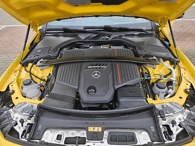 메르세데스 AMG CLE 53 쿠페의 엔진룸. /김지환 기자