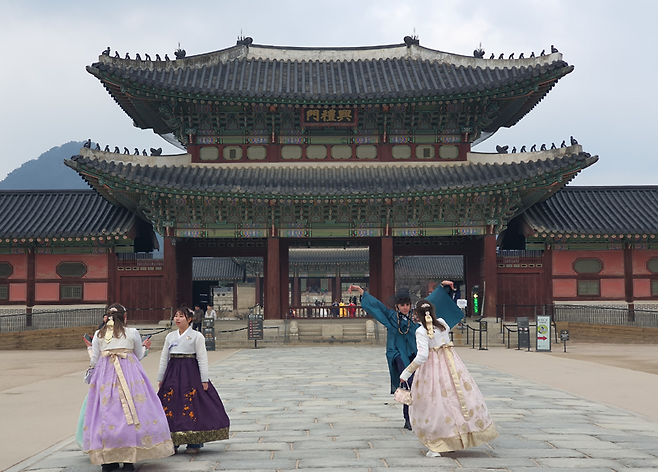 지난 6일 서울 종로구 경복궁에서 외국인 관광객들이 한복을 입고 포즈를 취한 채 사진을 찍고 있다. 사진=최승한 기자