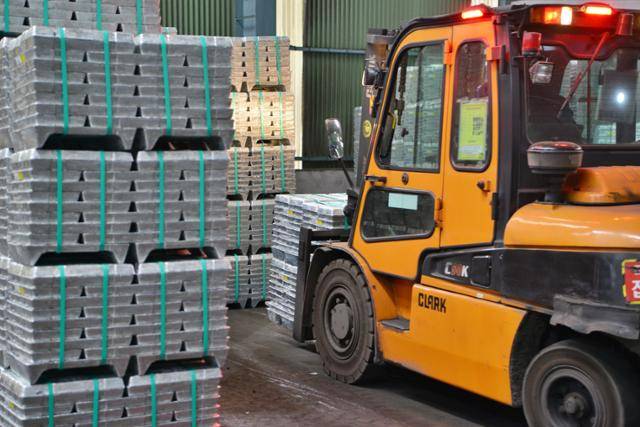 5일 울산 울주군 고려아연 온산제련소에서 직원이 지게차로 완성된 아연 제품을 나르고 있다. 고려아연 제공