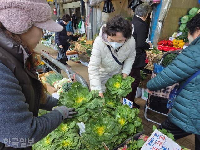 4일 서울 동대문구 청량리 청과물시장을 찾은 시민들이 봄동을 살펴보고 있다. 나민서 기자