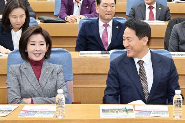 오세훈(오른쪽) 서울시장과 나경원 국민의힘 의원이 6일 국회 의원회관에서 열린 '주택 1만 호 공급 논란과 올바른 해법 모색을 위한 정책 토론회'에 참석해 대화하고 있다. 민경석 기자