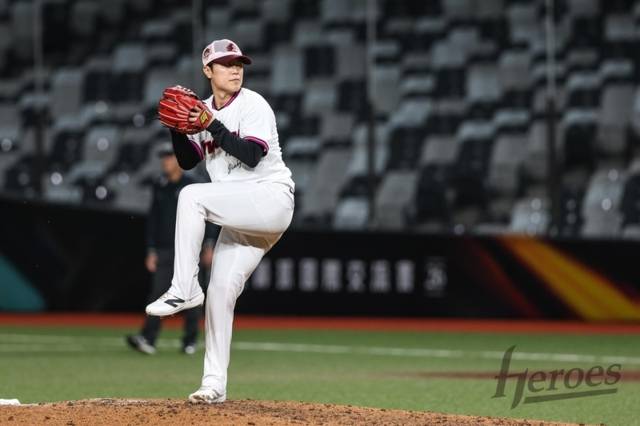 ▲ 키움 히어로즈 박진형이 지난달 22일 대만 타이베이돔에서 열린 대만 야구 국가대표팀과 스프링 캠프 연습경기에서 역투하고 있다. 키움 히어로즈 제공