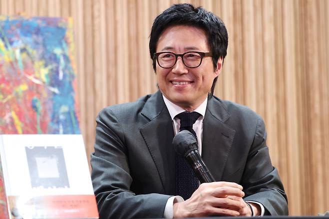 배우 박신양이 6일 서울 종로구 세종문화회관에서 열린 개인전 ‘박신양의 전시쑈: 제4의 벽’ 기자간담회에서 질문을 듣고 있다. 연합뉴스