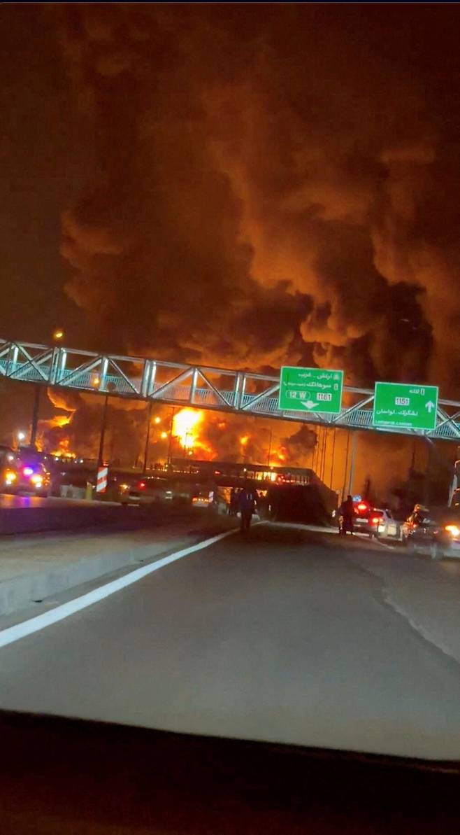 이스라엘, 테헤란 정유시설 첫 공습
8일(현지시간) 이란 테헤란에 있는 석유저장시설이 이스라엘군의 공격을 받아 불길이 치솟고 있다. 이스라엘군은 이날 테헤란 내 석유저장소 3곳을 공격한 것으로 전해졌다. 로이터연합뉴스