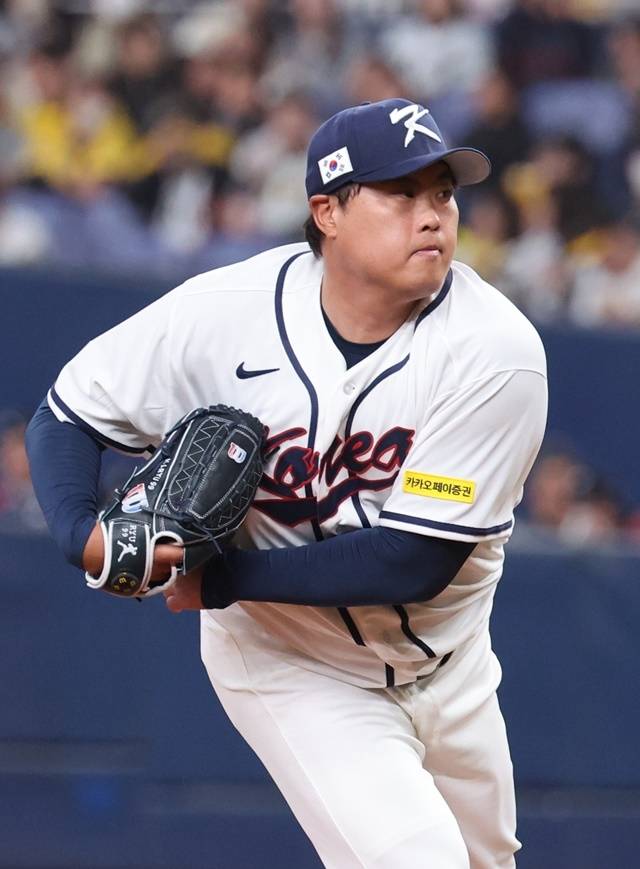 2일 일본 오사카 교세라돔에서 열린 월드베이스볼클래식(WBC) 평가전 한국 대표팀과 일본 프로야구 한신 타이거스와의 경기. 6회말 한국 류현진이 역투하고 있다. 사진=연합뉴스
