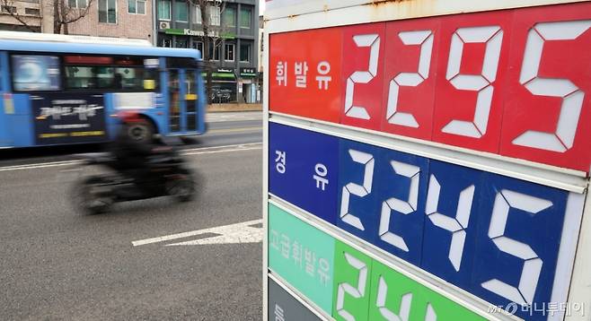 (서울=뉴스1) 김진환 기자 = 6일 서울의 한 주유소에 유류 가격이 표시돼 있다. 중동 리스크와 수급 불안정성에 따라 서울 평균 휘발유 가격이 리터당 1900원을 넘는 등?국내 기름값이 엿새 연속 오름세를 보이고 있다. 한편, 정부 합동반은 이날부터 주유소를 직접 방문해 가격 동향과 판매 상황을 점검하는 현장 점검에 나설 예정이다. 2026.3.6/뉴스1 Copyright (C) 뉴스1. All rights reserved. 무단 전재 및 재배포, AI학습 이용 금지. /사진=(서울=뉴스1) 김진환 기자