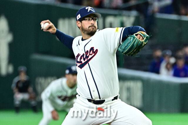 8일 일본 도쿄돔에서 열린 2026 월드 베이스볼 클래식(WBC) 조별리그 한국-대만 경기. 더닝이 7회초 1사 1-2루 마운드에 올라 힘차게 투구하고 있다./도쿄(일본)=한혁승 기자
