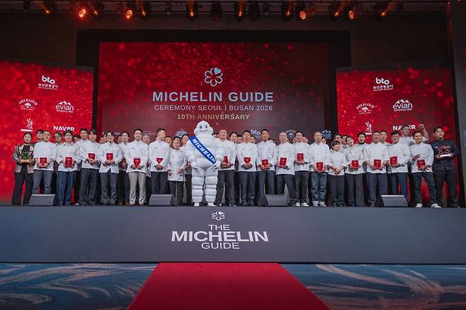 5일 부산 해운대구 시그니엘 부산에서 열린 ‘미쉐린 가이드 서울 & 부산 2026’ 공개 행사에서 포즈를 취한 스타 레스토랑 셰프들과 스페셜 어워드 수상자들. (사진=미쉐린 가이드) *재판매 및 DB 금지