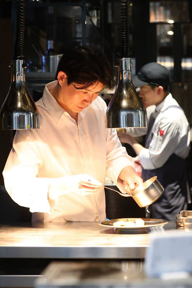 반얀트리 서울 ‘페스타 바이 충후’의 총괄 셰프를 맡고 있는 미쉐린 1스타 ‘제로 콤플렉스’의 이충후 셰프. (사진=반얀트리 서울) *재판매 및 DB 금지