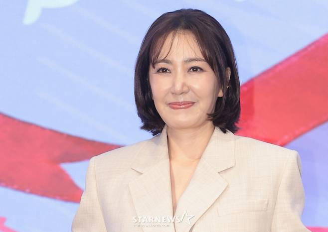 (서울=뉴스1) 권현진 기자 = 배우 유호정이 14일 오후 서울 구로구 더세인트에서 열린 KBS 2TV 새 주말드라마 '사랑을 처방해 드립니다'(극본 박지숙) 제작발표회에 참석해 포즈를 취하고 있다. '사랑을 처방해 드립니다'는 30년 동안 악연으로 얽혔던 두 집안이 오해를 풀고 서로의 상처를 보듬으며, 결국 하나의 가족으로 다시 태어나는 패밀리 메이크업 드라마다. 2026.1.28/뉴스1 Copyright (C) 뉴스1. All rights reserved. 무단 전재 및 재배포, AI학습 이용 금지. /사진=(서울=뉴스1) 권현진 기자