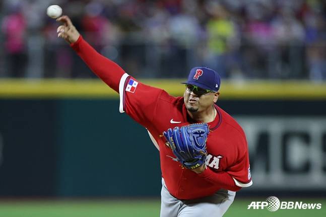 삼성 라이온즈 외국인 투수 아리엘 후라도가 8일 푸에르토리코 산후안 이람 비토른 스타디움에서 열린 푸에르토리코와 2026 월드베이스볼클래식(WBC) 조별리그 A조 두 번째 경기에 선발 등판해 역투를 펼치고 있다. /AFPBBNews=뉴스1