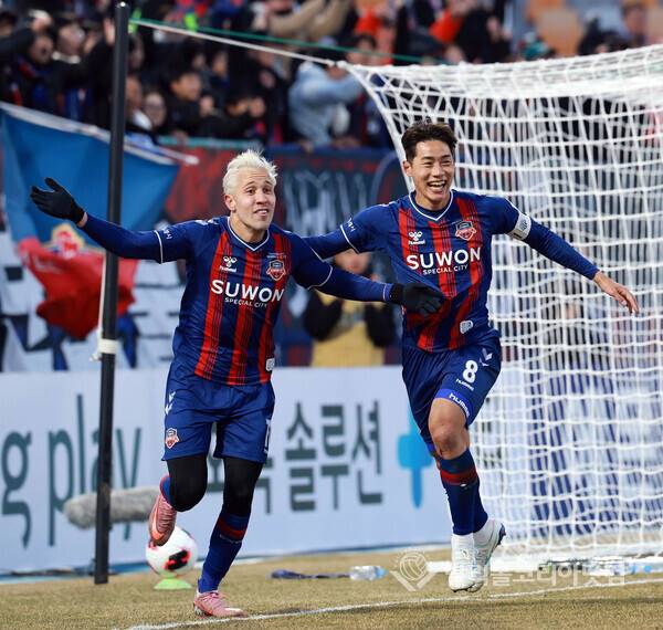 수원FC 후반47분 프리조 골 성공시키고 한찬희와 환호하는 모습.2026.03.07.