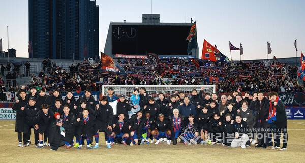 수원FC 2연승, 승리의 세레모니 단체 사진.2026.03.07.