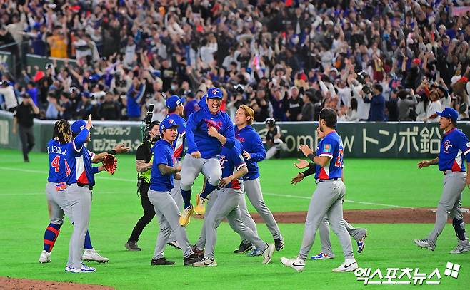 8일 오후 일본 도쿄돔에서 열린 2026 월드베이스볼클래식(WBC) C조 한국과 대만의 경기, 한국이 승부치기까지 가는 끝에 대만에 4:5 역전패를 당했다. 대만 선수들이 기뻐하고 있다. 도쿄, 김한준 기자