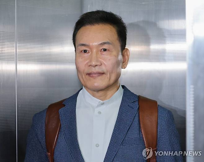 특검 출석하는 '멋쟁해병' 송호종 (서울=연합뉴스) 이동해 기자 = 임성근 전 해병대 1사단장 구명로비 의혹 사건과 밀접한 '멋쟁해병' 단체 대화방 멤버이자 대통령경호처 출신 송호종 씨가 18일 참고인 신분으로 조사를 받기 위해 서울 서초한샘빌딩에 위치한 순직해병특별검사팀으로 출석하고 있다. 2025.8.18 eastsea@yna.co.kr