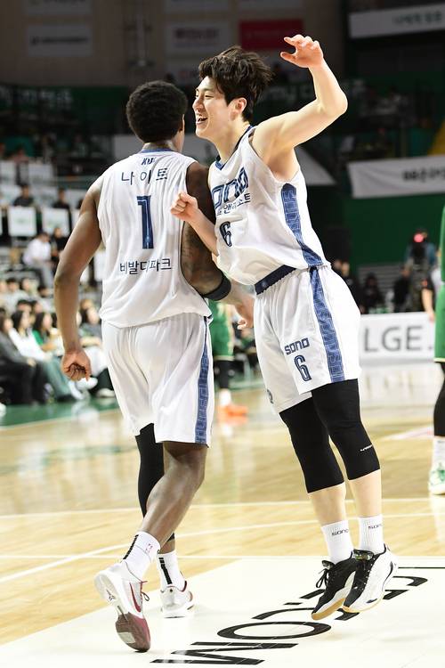 7일 강원 원주DB프로미아레나서 열린 2025~2026 프로농구 정규리그 원주 DB와의 원정 경기서 나이트와 이정현이 환호하고 있다. 사진=KBL