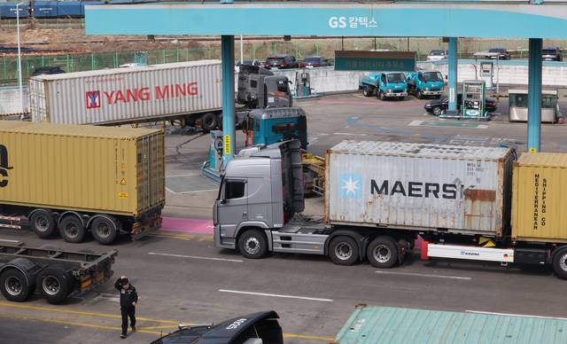 ▲ 경윳값 폭등, 속타는 화물기사들/ 국제유가가 배럴당 100달러를 돌파한 가운데 9일 한 주유소 앞에 화물차들이 줄지어 대기해 있다./연합뉴스