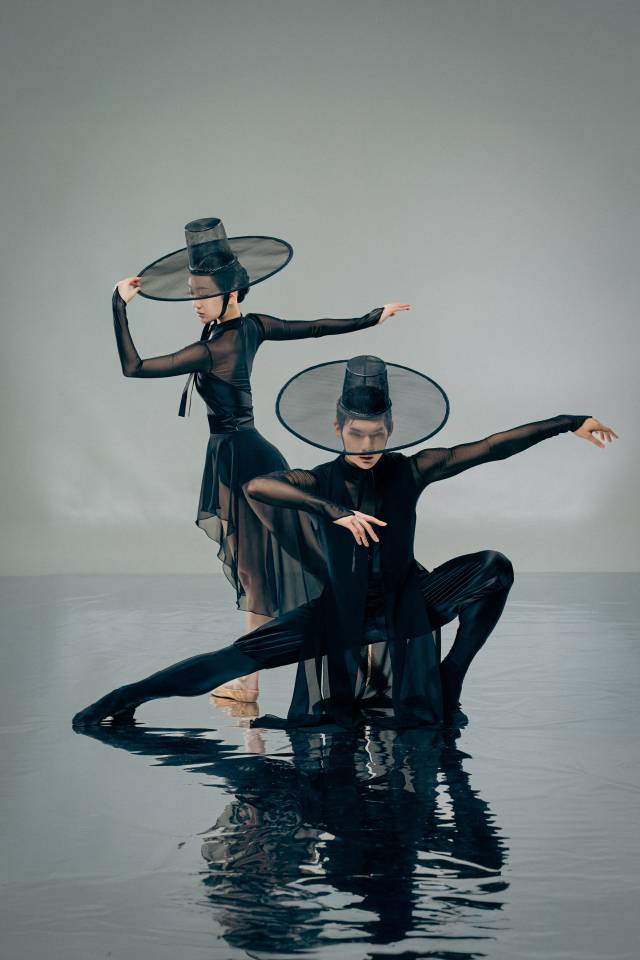 윤별발레컴퍼니 창작 발레 ‘갓’ 공연 모습. 금정문화회관 제공