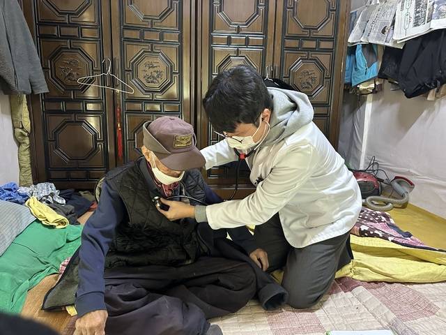 지역사회 통합돌봄 대상자가 관할 의료기관 관계자의 도움을 받고 있다. 대구시 제공