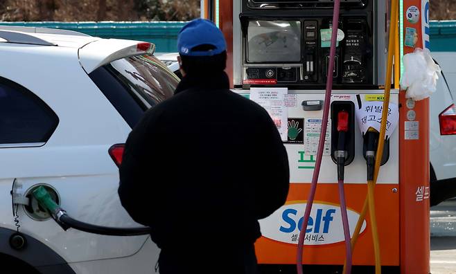미국·이스라엘과 이란 간 군사 충돌로 국내 주유소 기름값이 가파르게 상승하고 있는 가운데 8일 서울 최저가 주유소 일부 주유기에 휘발유 재고소진 안내문이 붙어 있다. 한국석유공사 유가정보시스템 오피넷에 따르면 이날 오후 2시 기준 전국 주유소 평균 휘발유 가격은 리터당 1893.3원으로 전날보다 3.9원 올랐다. 서울 휘발유 평균 가격은 1944.7원을 나타냈다. 휘발유보다 높은 수준을 유지하고 있는 경유 가격은 1915.4원으로 4.8원 상승했다. 휘발유 가격의 리터당 2000원 돌파가 가시화되자 정부는 석유류 '최고가격 지정제(가격상한제)' 도입을 검토하고 있다. 신태현 기자 holjjak@
