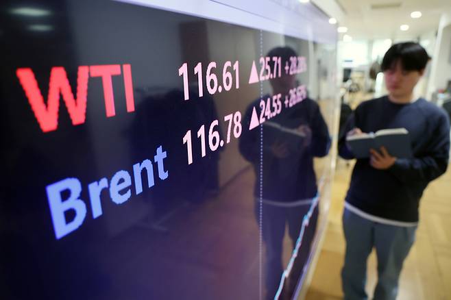 ▲중동 사태로 국제유가가 급등한 가운데 경상수지 악화에 대한 우려가 높아지고 있다.