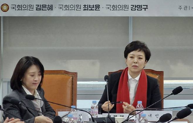 국민의힘 원내정책수석부대표를 맡고 있는 김은혜 의원(오른쪽)과 국민의힘 주식 및 디지털자산 밸류업 특위 위원인 최보윤 의원(왼쪽)은 9일 국회의원회관에서 2시간 가량 진행된 세미나 종료 때까지 자리를 지키면서 전문가 및 업계 우려사항을 경청했다. (사진=최훈길 기자)