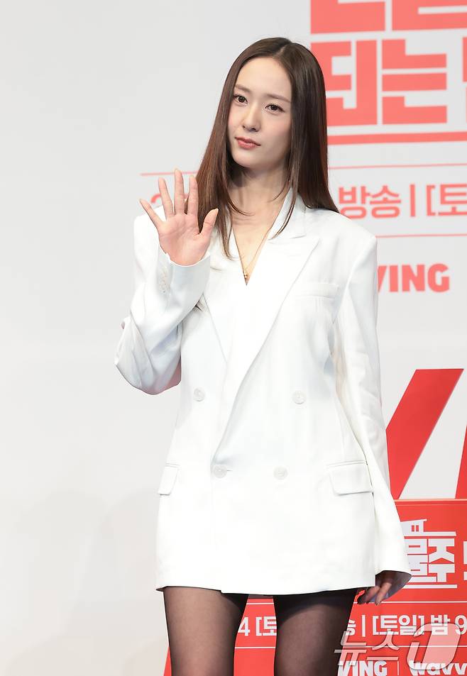 배우 정수정이 9일 서울 구로구 더 링크호텔 서울에서 열린 tvN 새 토일드라마 ‘대한민국에서 건물주 되는 법’ 제작발표회에서 포즈를 취하고 있다. ‘대한민국에서 건물주 되는 법’(극본 오한기/연출 임필성/이하 ‘건물주’)은 빚에 허덕이는 생계형 건물주가 목숨보다 소중한 가족과 건물을 지키기 위해 가짜 납치극에 가담하며 벌어지는 서스펜스를 그린 작품이다. 2026.3.9 ⓒ 뉴스1 권현진 기자