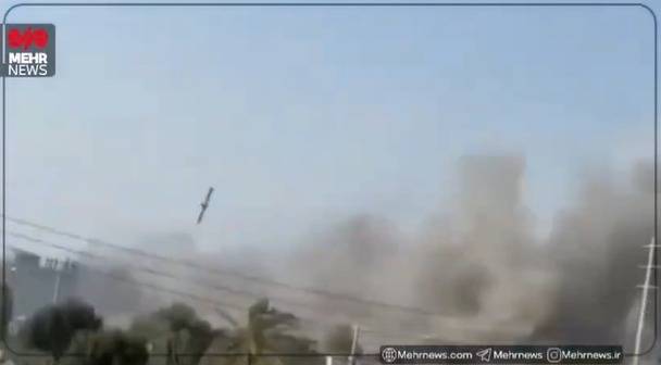 미국과 이스라엘이 공격을 시작한 2월 28일 당시 이란 남부 미나브에 위치한 한 여자 초등학교. 왼쪽 위에 있는 게 미사일로 추정된다. (이란 준관영 메르흐 통신 엑스 캡쳐)