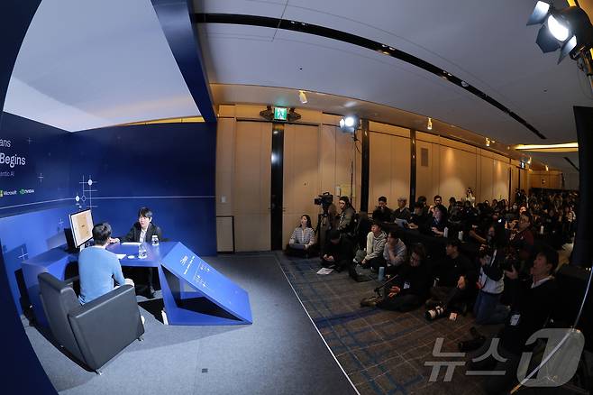 바둑기사 이세돌 9단이 9일 오후 서울 종로구 포시즌스호텔에서 AI 스타트업 인핸스가 주최한 '에이전틱 AI 상용화 글로벌 캠페인'에 참석해 인핸스의 AI 에이전트와 실시간 협업하는 기술을 시연하고 있다. (공동취재) 2026.3.9 ⓒ 뉴스1 박정호 기자